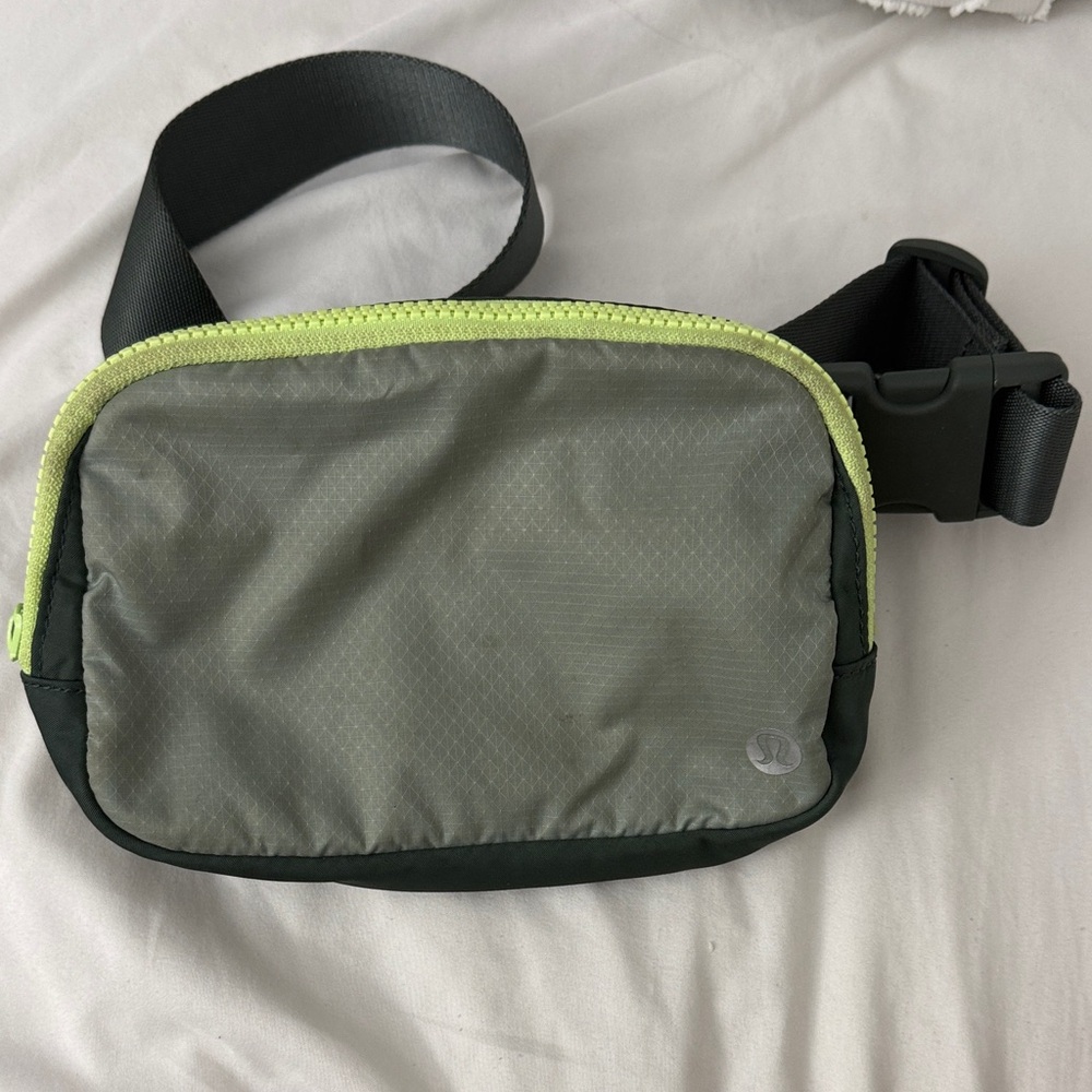Lululemon Everywhere Belt Bag Gray with Green 💚